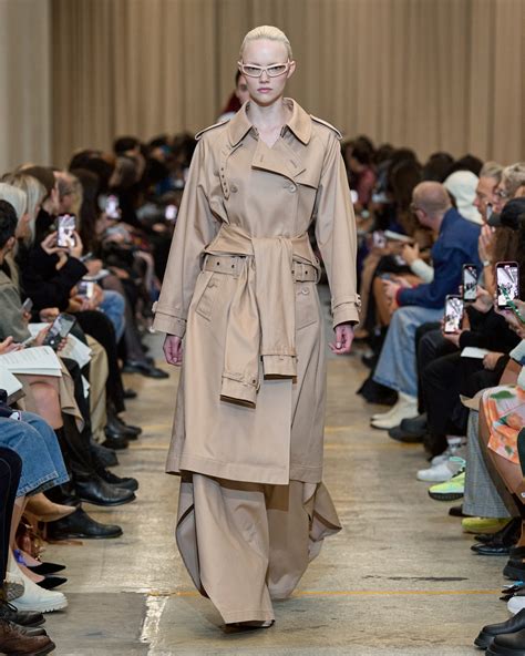 burberry fashion show runway